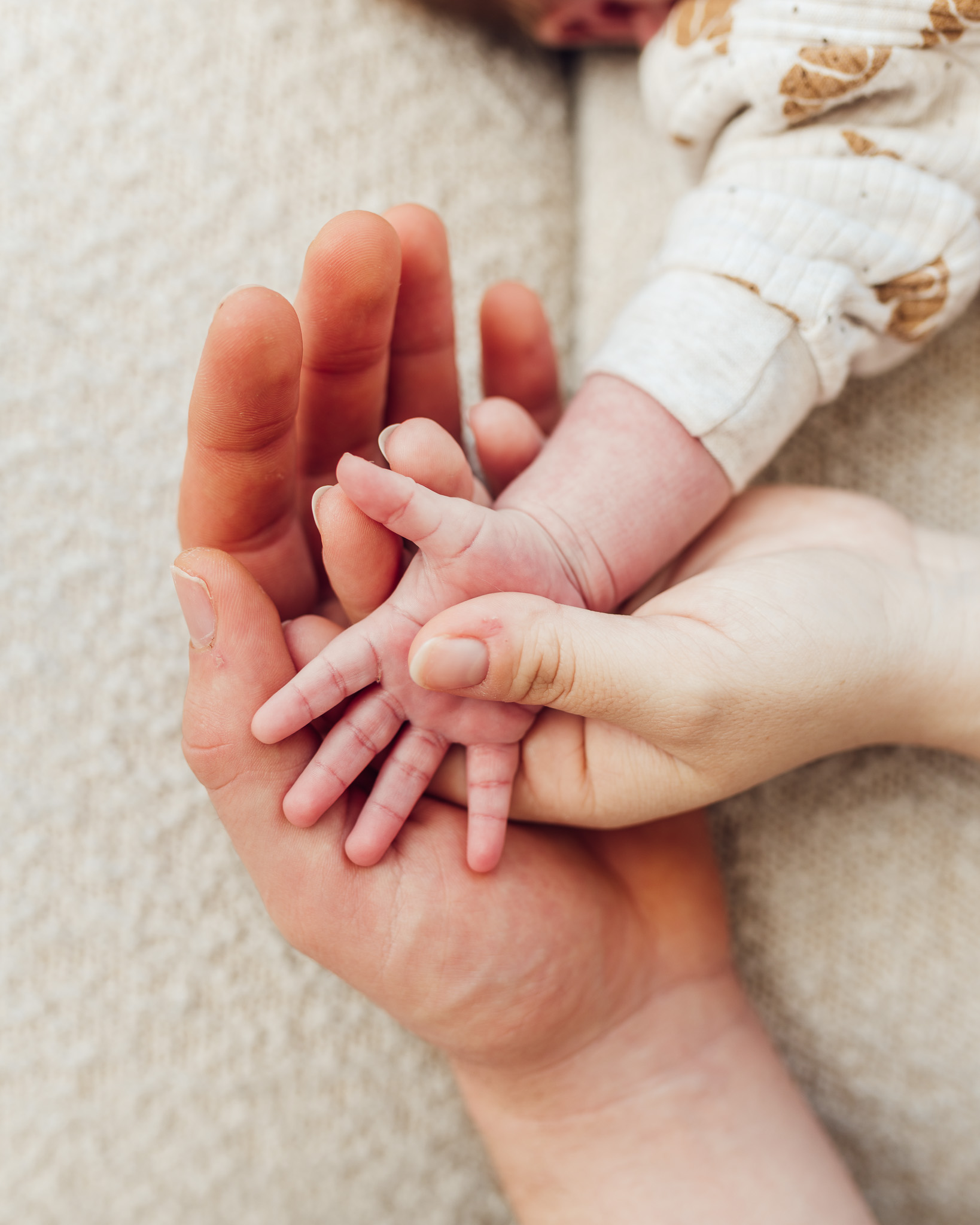 Handen van een moeder en baby