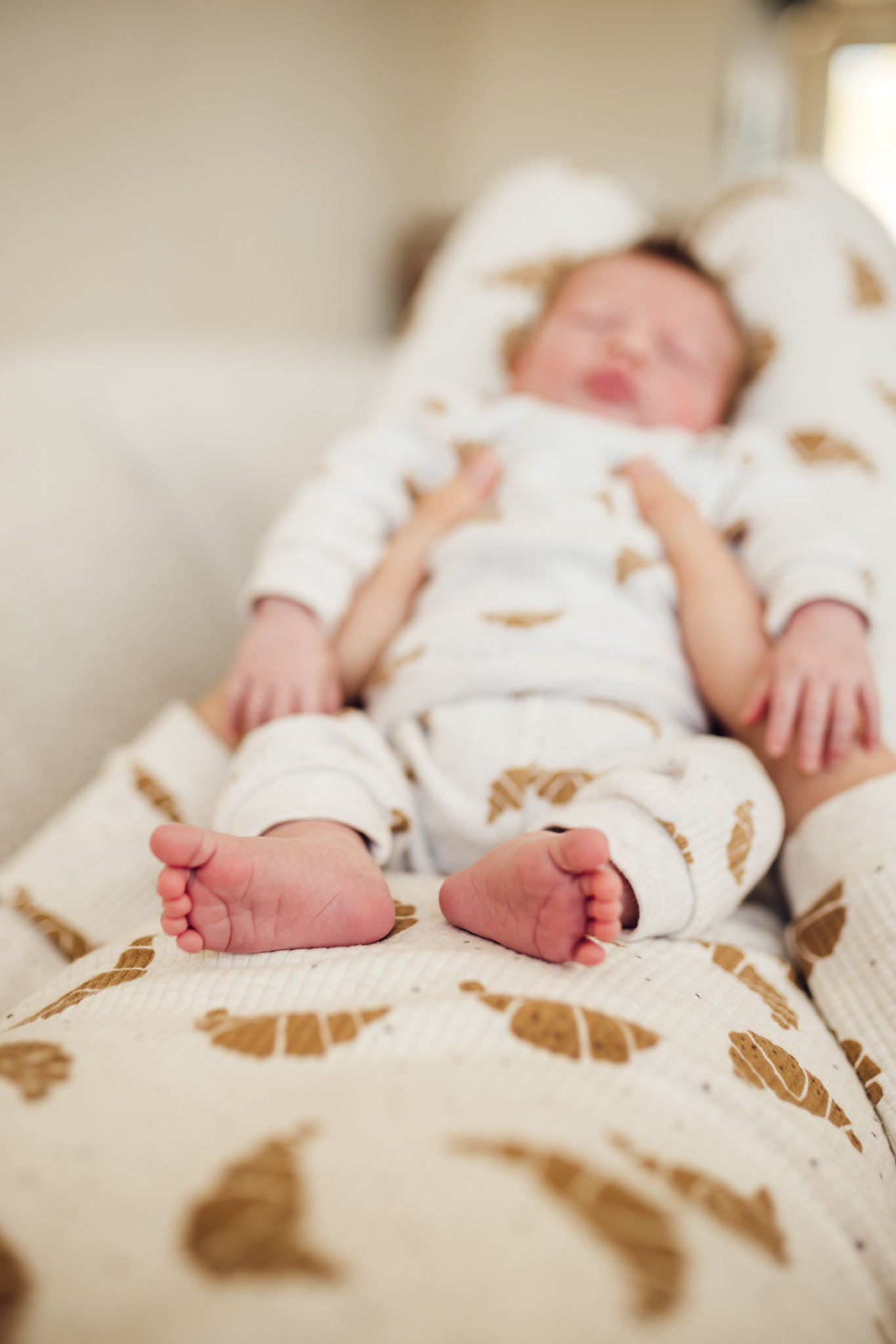 Pasgeboren baby in een zachte doek